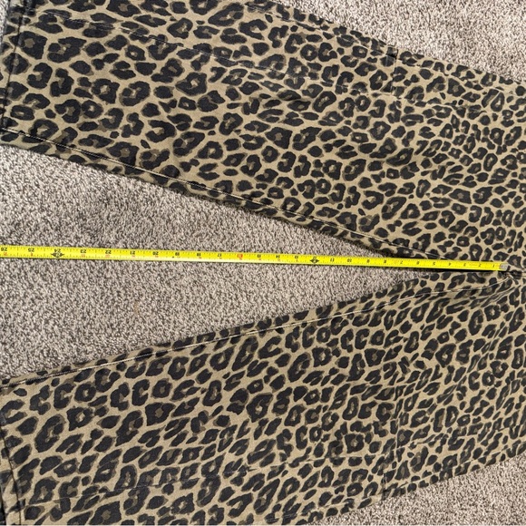 Leopard Print Risen BarrelWomen Jeans - Picture 3 of 5